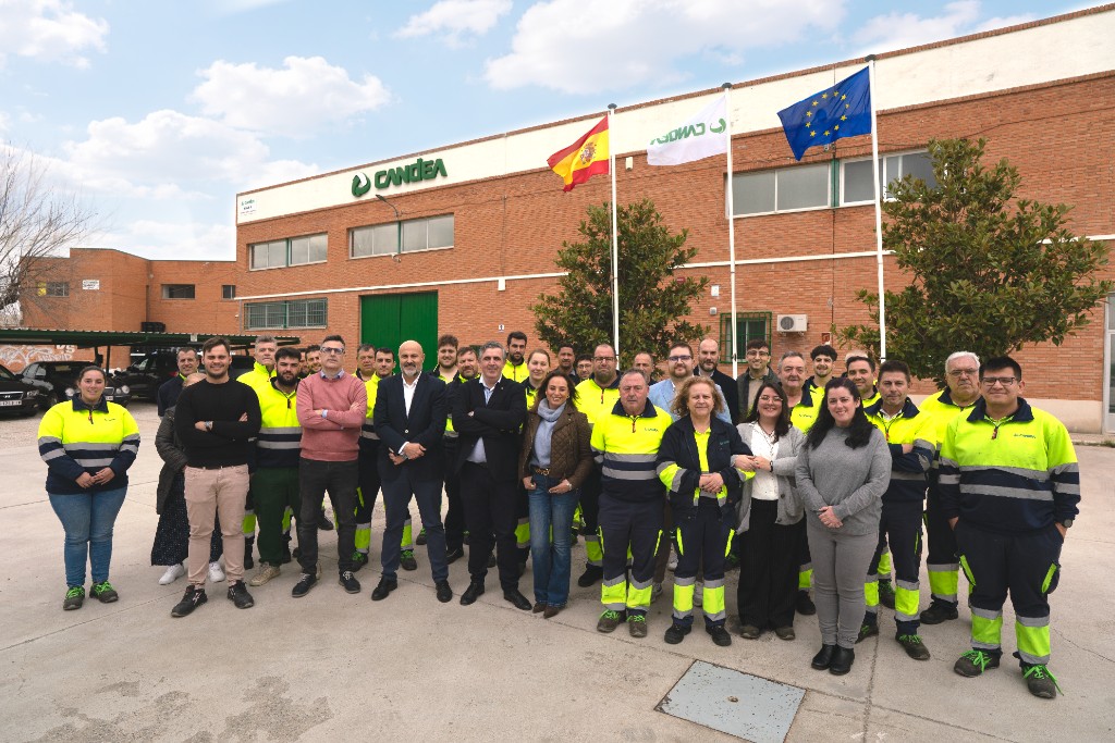 Equipo de CANDEA Plastics frente a las instalaciones de fabricación